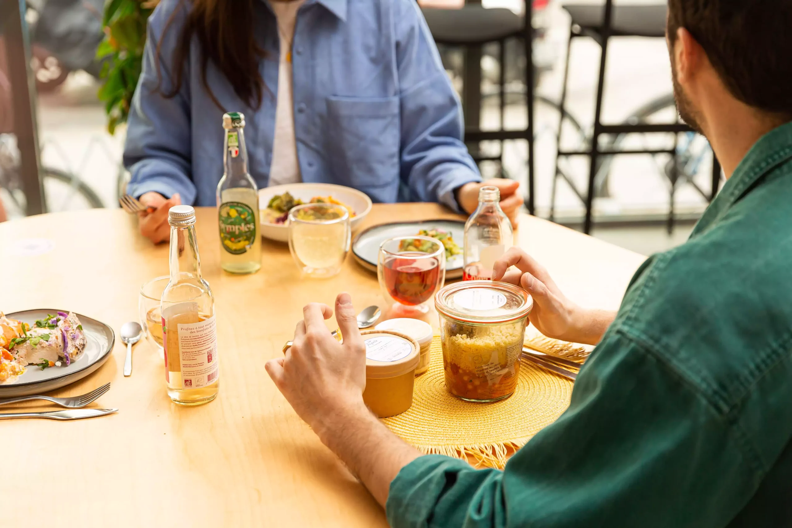 6663124f4fb315d129a4a712 déjeuner entre collegues (1)