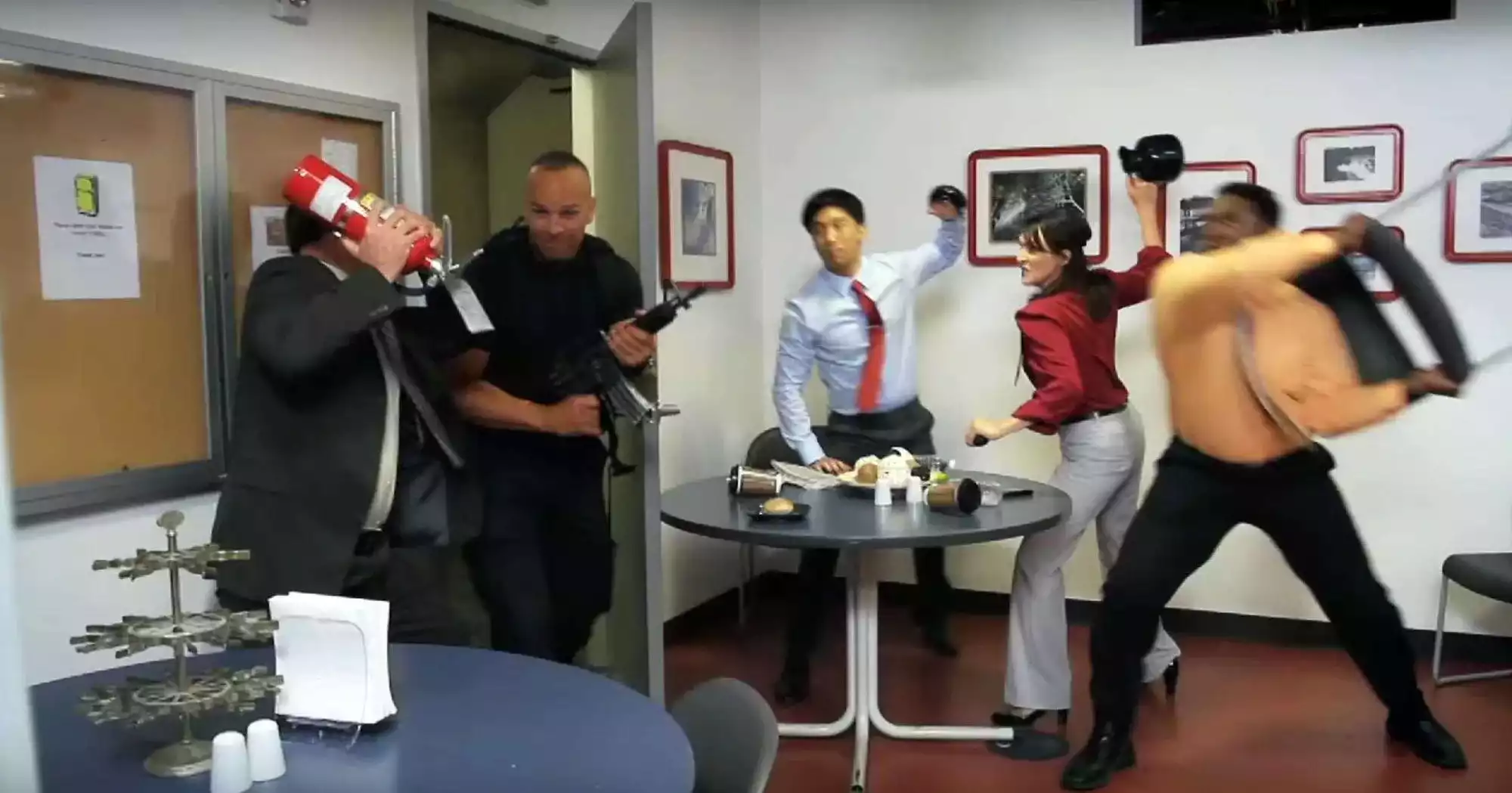 66a9191b7db21f2a9a99cc8f Attaque contre un collègue au bureau humour min (1)